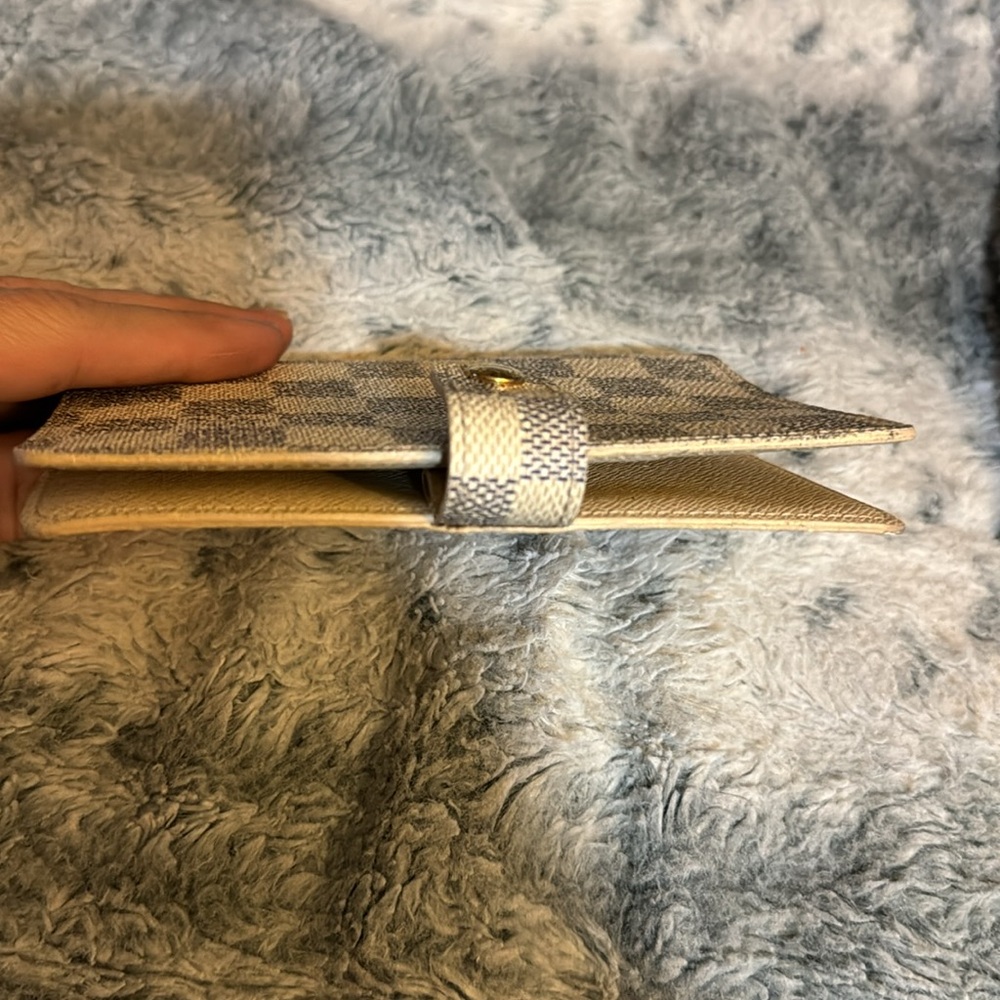 Men’s or Women’s Louis Vuitton Azur Rare Pocket/ Passport holder! Pre-loved! 🔥 - Picture 14 of 15